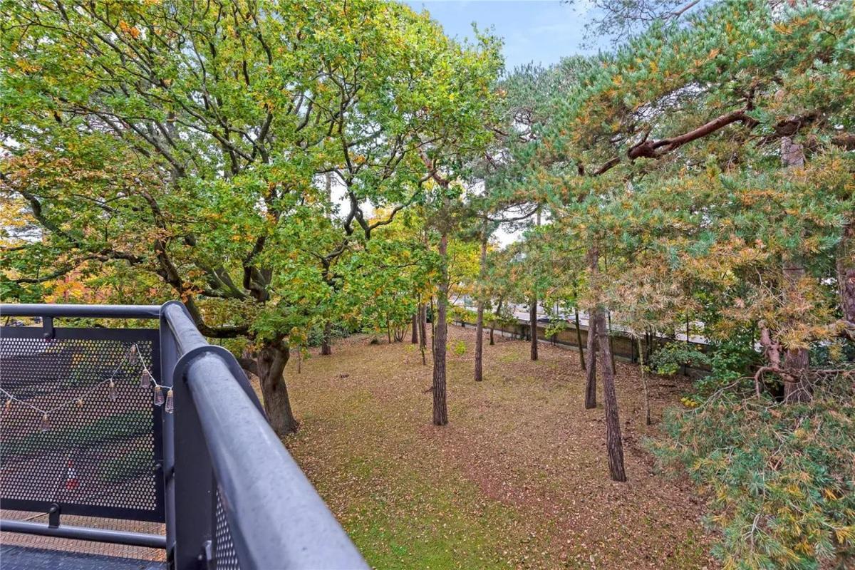 Luxury Apartments - Wallis Square, Farnborough ファーンバラ エクステリア 写真