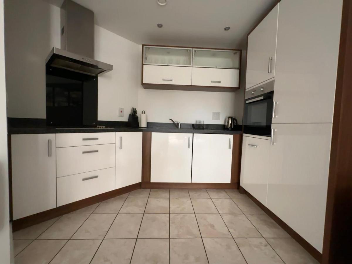 Luxury Apartments - Wallis Square, Farnborough ファーンバラ エクステリア 写真