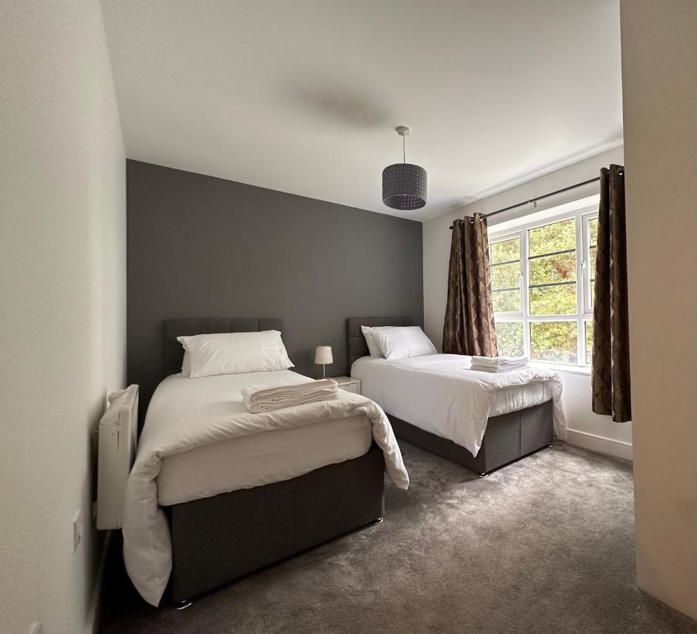 Luxury Apartments - Wallis Square, Farnborough ファーンバラ エクステリア 写真