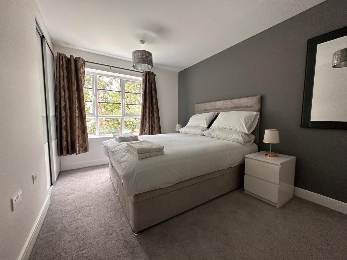 Luxury Apartments - Wallis Square, Farnborough ファーンバラ エクステリア 写真