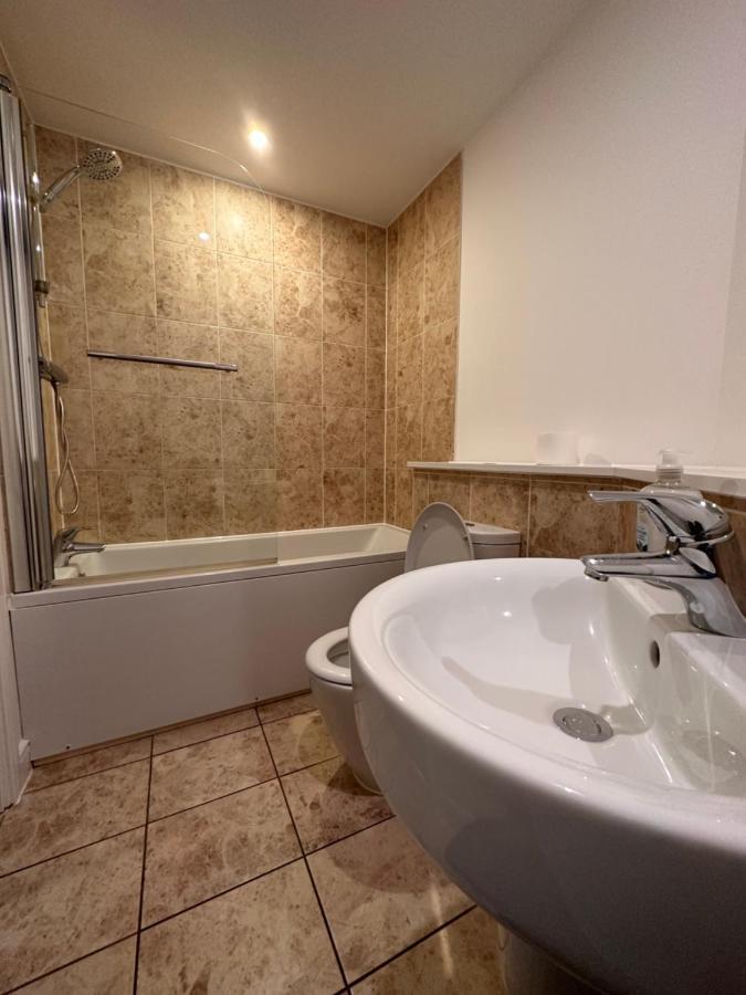 Luxury Apartments - Wallis Square, Farnborough ファーンバラ エクステリア 写真